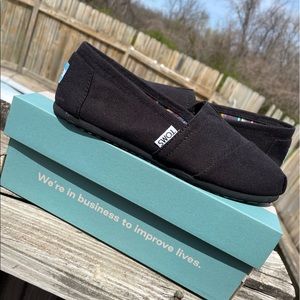 NEW TOMS (womens size 5)
